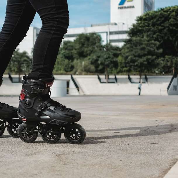 Person in schwarzen Lederstiefeln, die schwarzen Motorrad fahren Online-Puzzle