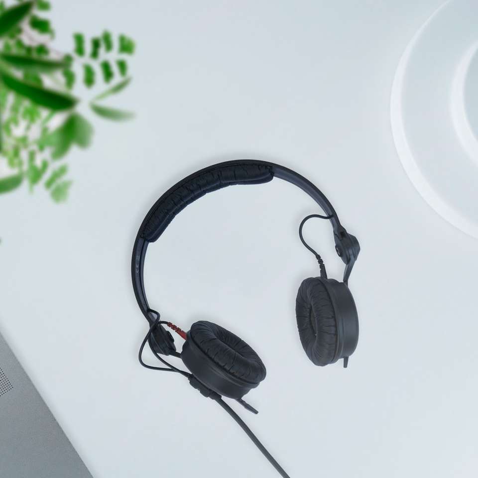 Schwarze kabelgebundene Kopfhörer auf weißer Tabelle Online-Puzzle