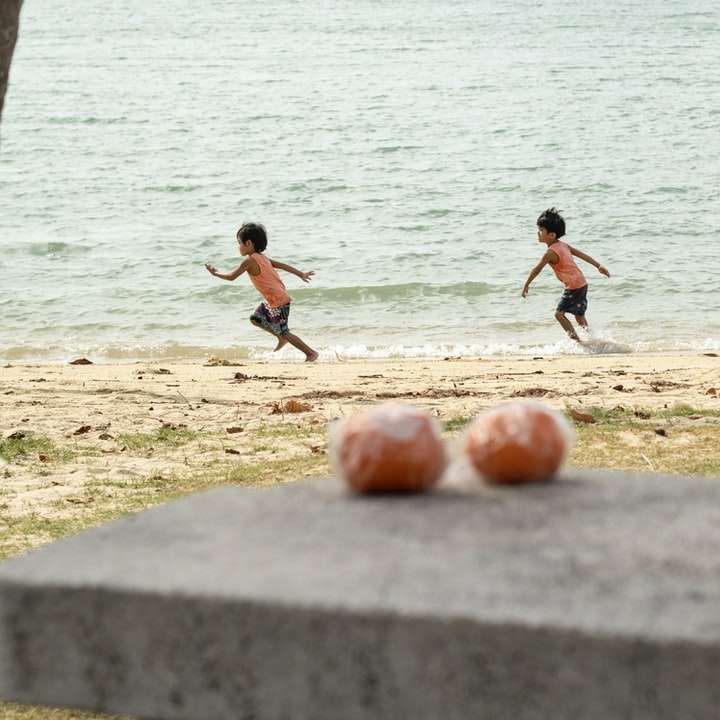 3 αγόρια παίζουν ποδόσφαιρο στην παραλία κατά τη διάρκεια της ημέρας συρόμενο παζλ online
