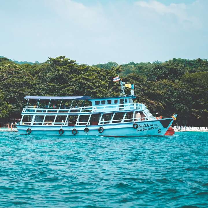 Λευκή βάρκα στο σώμα του νερού κατά τη διάρκεια της ημέρας online παζλ