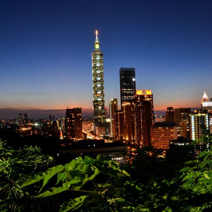 Skyline della città durante la notte puzzle scorrevole online
