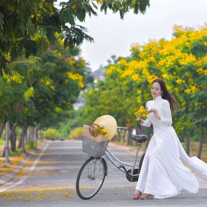 Kobieta w białej sukni gospodarstwa żółty kwiat bukiet puzzle online