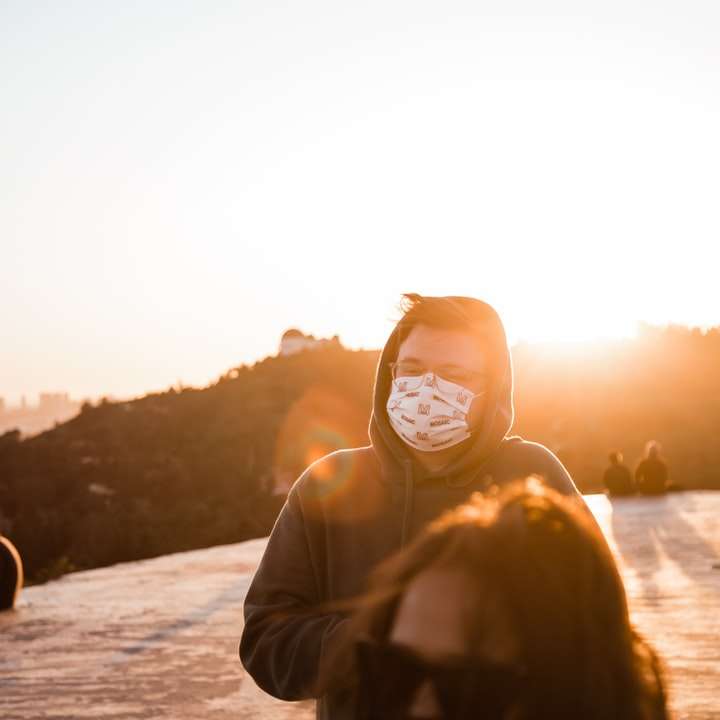 Femeie în sacou negru purtând ochelari de soare alunecare puzzle online