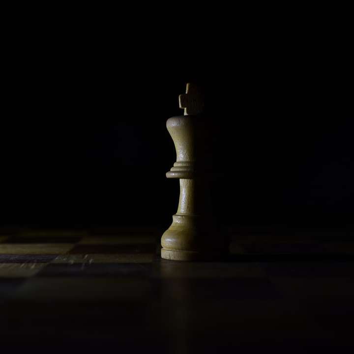 белая шахматная фигура на шахматной фигуре онлайн-пазл