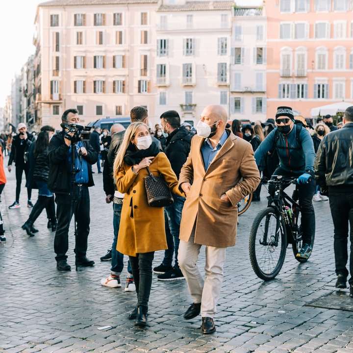 Ludzie chodzą po ulicy w ciągu dnia puzzle przesuwne online