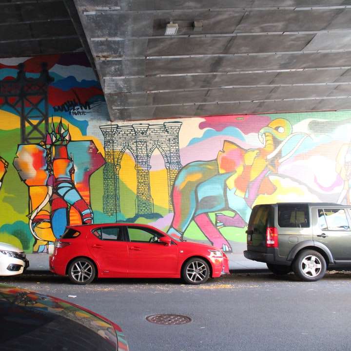 Fehér és piros Volkswagen bogár a fal mellett parkolt csúszó puzzle online