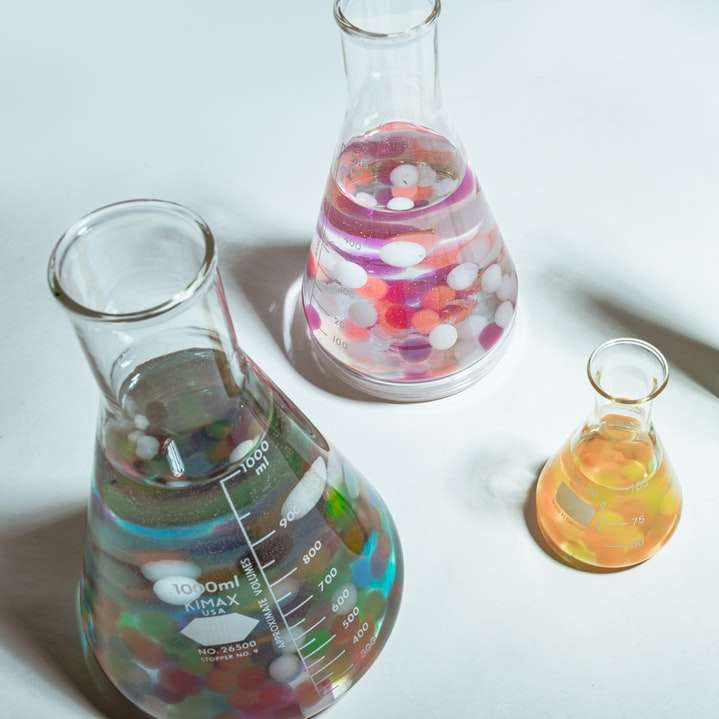Botella de cristal transparente con líquido amarillo en el interior. puzzle deslizante online