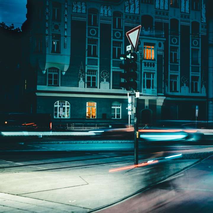 Carril peatonal blanco y negro durante la noche. rompecabezas en línea