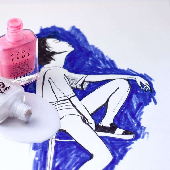 Rosa nagellackflaska på vit och blå textil glidande pussel online