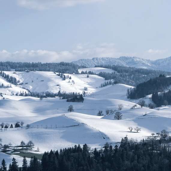 Śnieg pokryta góra w ciągu dnia puzzle online