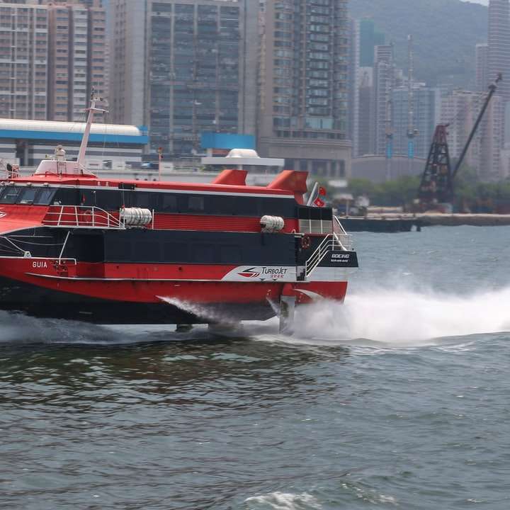 Czerwona i biała łódź na wodzie w ciągu dnia puzzle przesuwne online