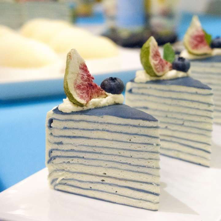 Rodajas de pastel con fruta en rodajas en la parte superior rompecabezas en línea