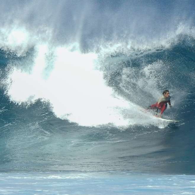 Muž surfování na mořské vlny během dne posuvné puzzle online