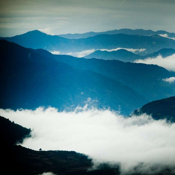 планини под бели облаци през деня онлайн пъзел