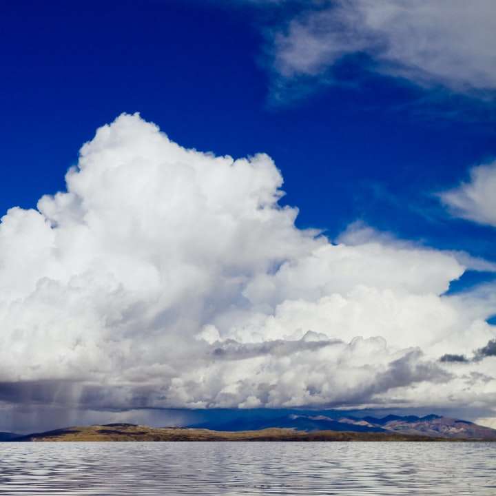 Białe chmury nad morzem w ciągu dnia puzzle przesuwne online