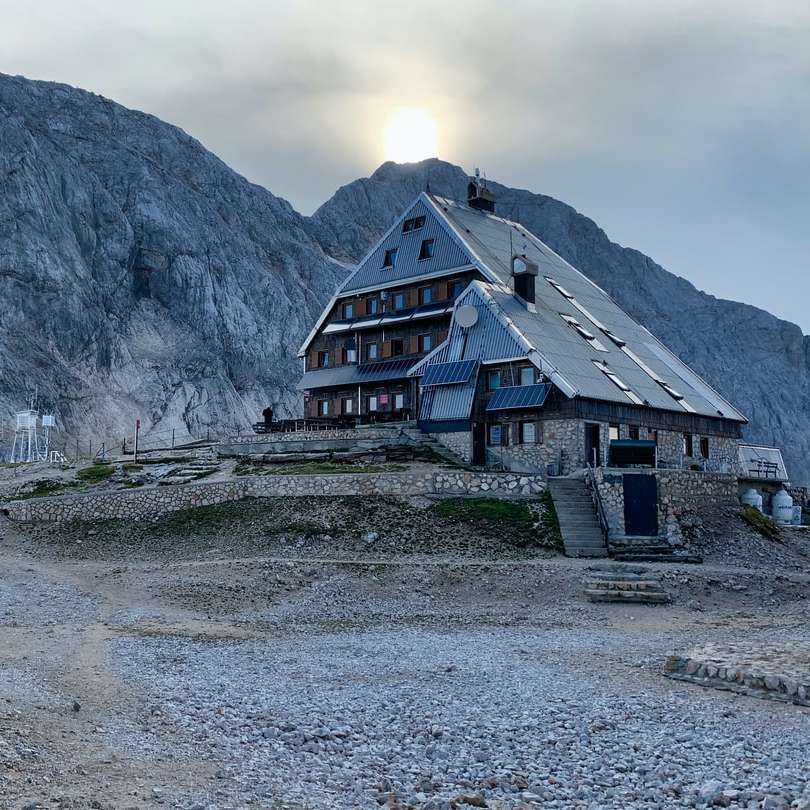 Casa de lemn maro apropiată de munte în timpul zilei puzzle online