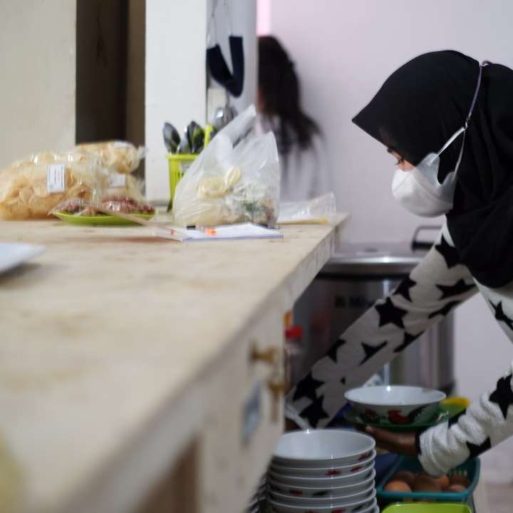 Femeie în cămașă alb-negru cu mânecă lungă alunecare puzzle online