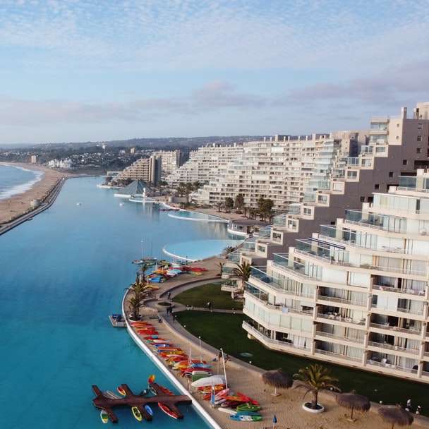 Vedere aeriană a clădirilor orașului lângă corpul de apă puzzle online