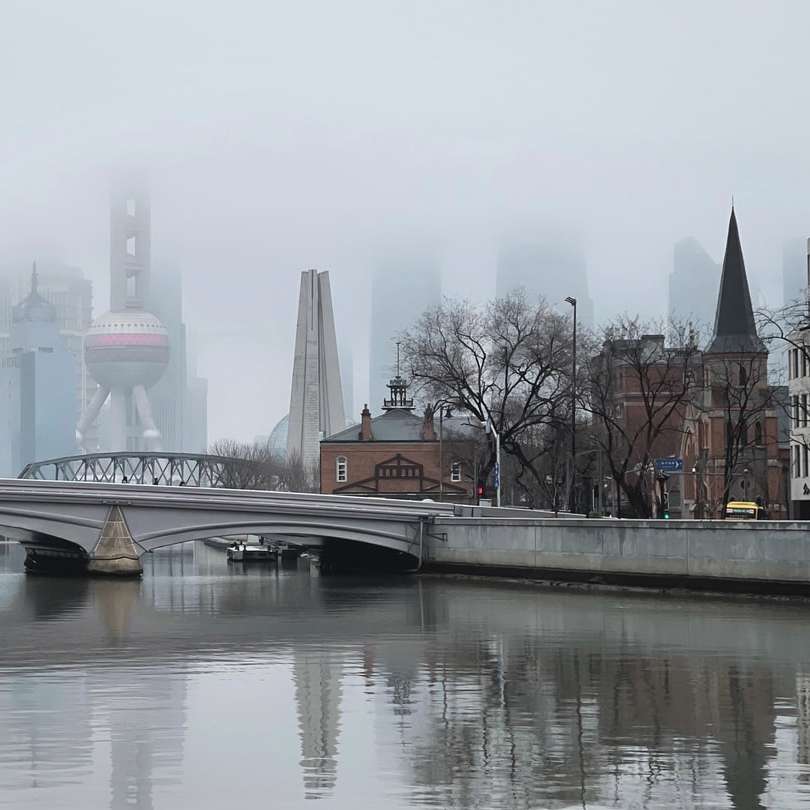 Bílý a hnědý most přes řeku posuvné puzzle online