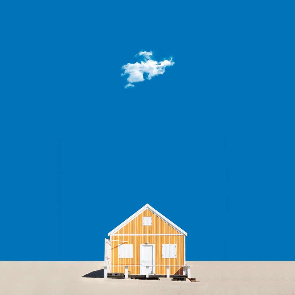 Biały i brązowy drewniany dom pod błękitnym niebem w ciągu dnia puzzle online