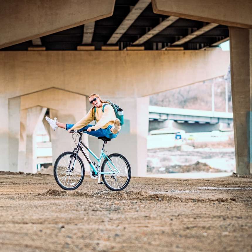 Mann im blauen und weißen Hemd, das auf schwarzem Fahrrad reitet Schiebepuzzle online