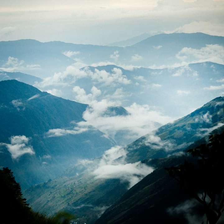 Въздушна гледка към планините под облачно небе през деня плъзгащ се пъзел онлайн