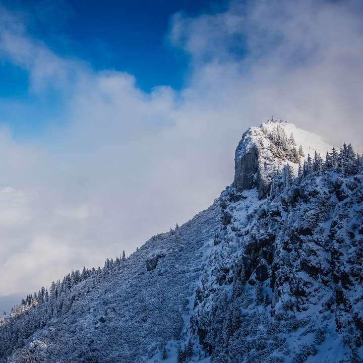 заснеженная гора под голубым небом в дневное время онлайн-пазл