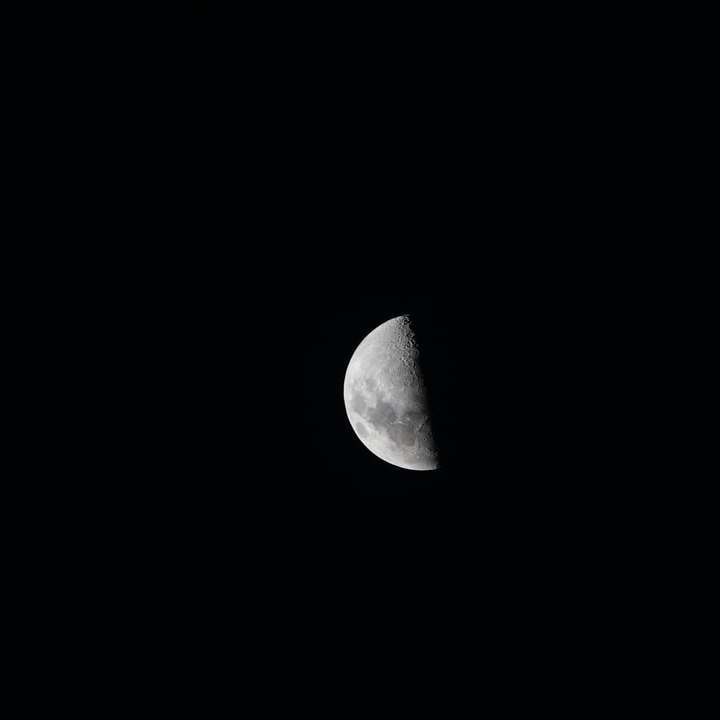 Μαύρο και άσπρο μισό φεγγάρι συρόμενο παζλ online