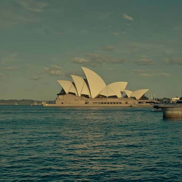 Операта в Сидни под бели облаци през деня плъзгащ се пъзел онлайн
