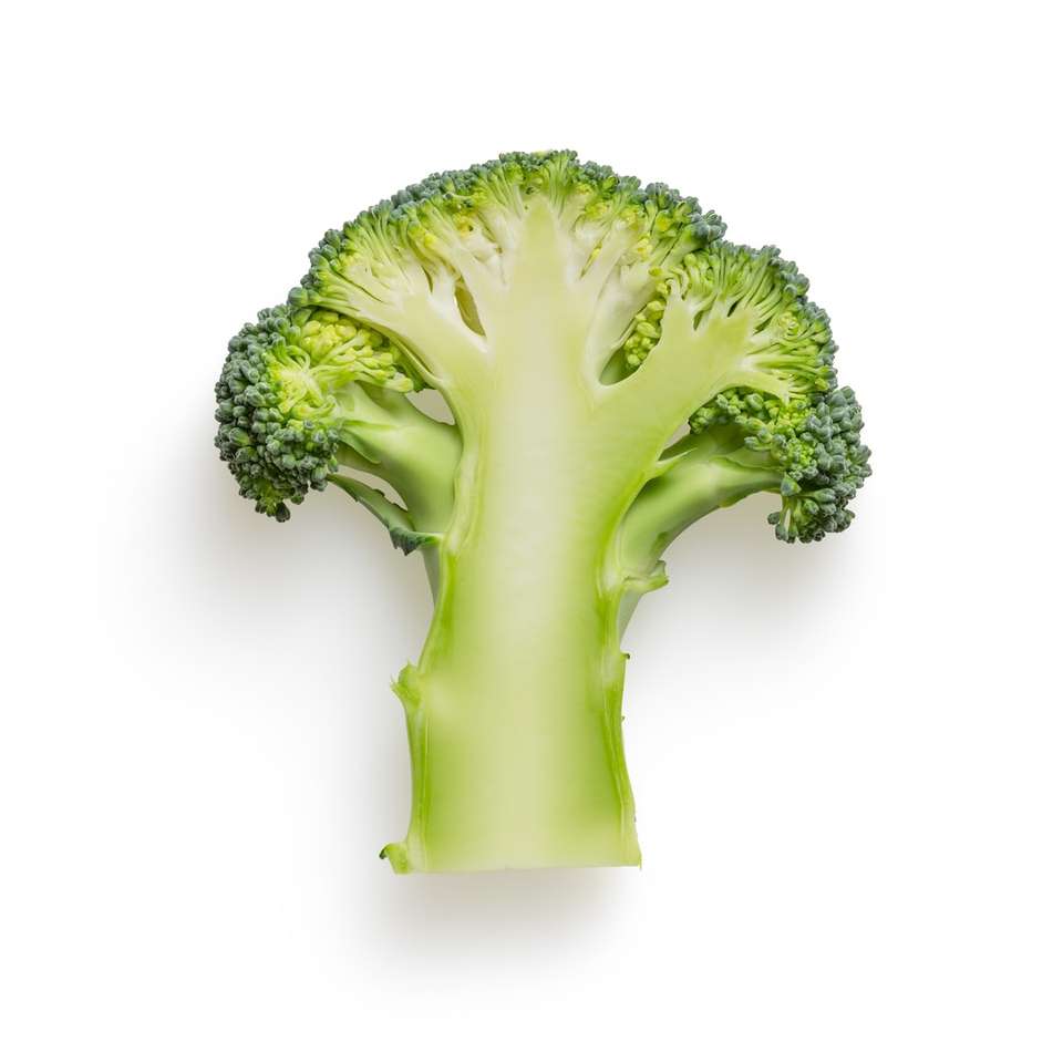 Grüner Brokkoli auf weißem Hintergrund Online-Puzzle
