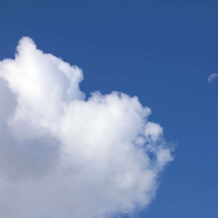 Nori albi și cerul albastru în timpul zilei alunecare puzzle online