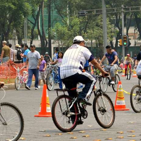 люди їздять на велосипедах по дорозі в денний час розсувний пазл онлайн