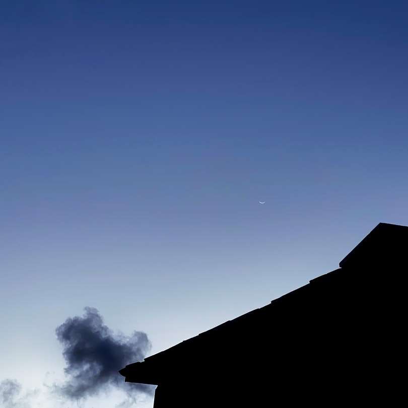 Sylwetka domu pod błękitnym niebem w ciągu dnia puzzle przesuwne online