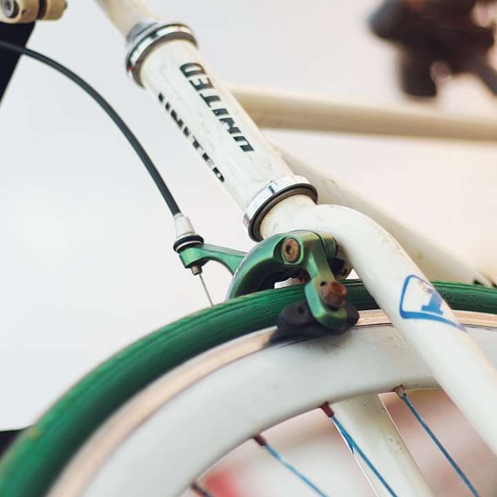 緑のハンドルバーが付いている白と緑の自転車 スライディングパズル・オンライン