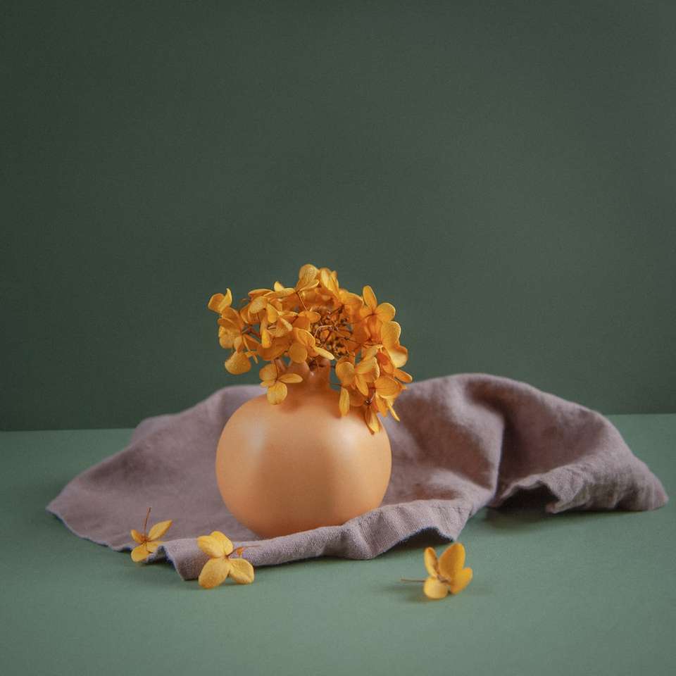 Flor amarilla en jarrón de cerámica marrón puzzle deslizante online