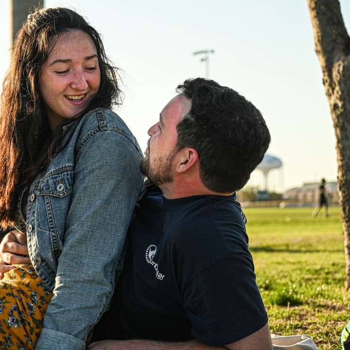 чоловік у чорній сорочці з круглим вирізом цілує жінку онлайн пазл