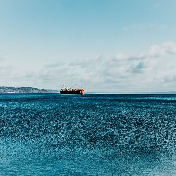 Brązowy statek na błękitnym morzu pod błękitnym niebem podczas dnia puzzle przesuwne online