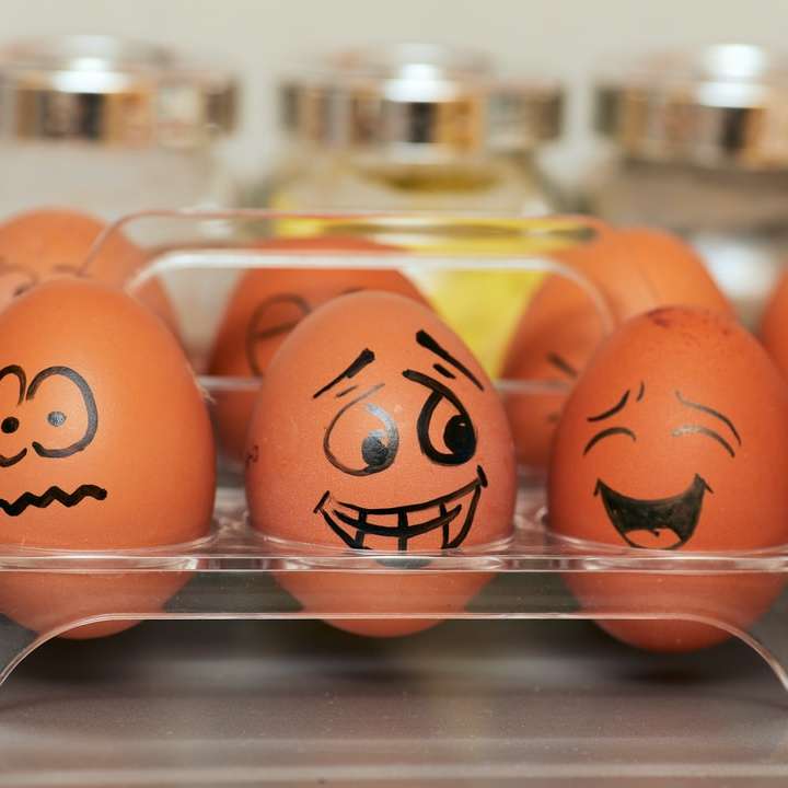 Ouă de ouă portocalie și albă puzzle online