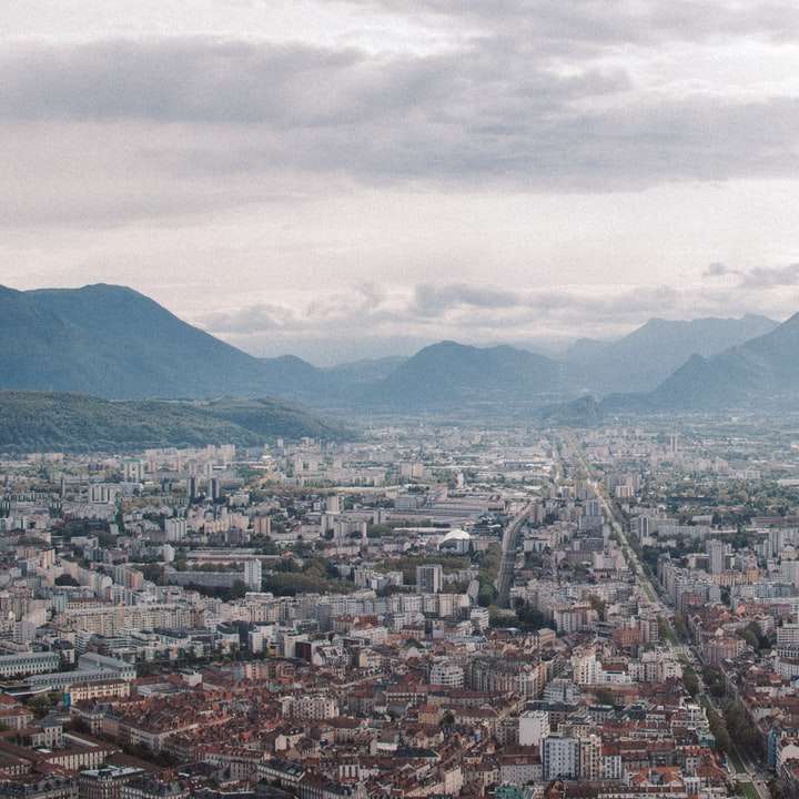 Въздушен изглед към градските сгради през деня плъзгащ се пъзел онлайн