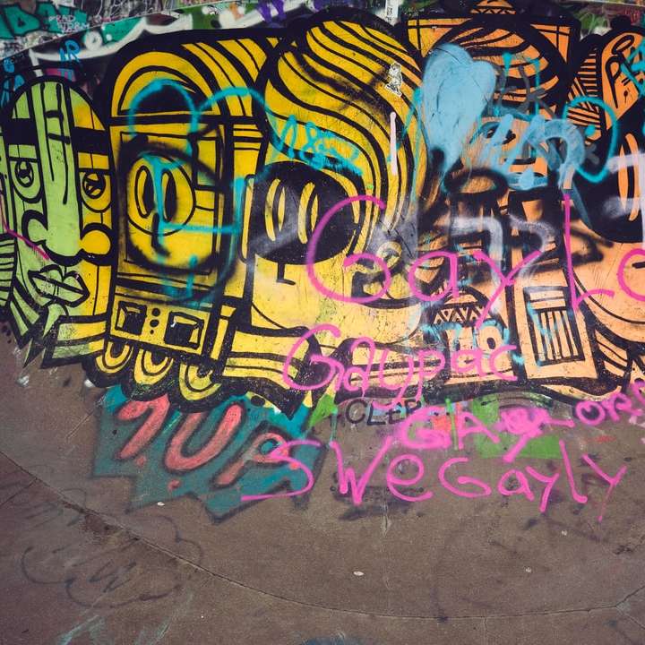 Γκράφιτι στον τοίχο κατά τη διάρκεια της ημέρας συρόμενο παζλ online