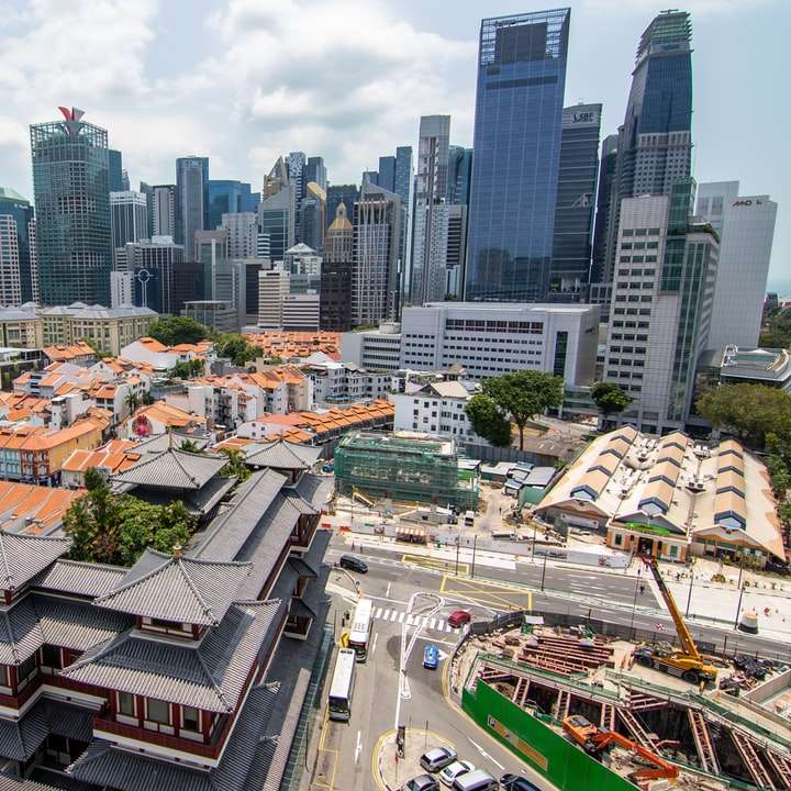 Widok z lotu ptaka budynków miejskich w ciągu dnia puzzle przesuwne online