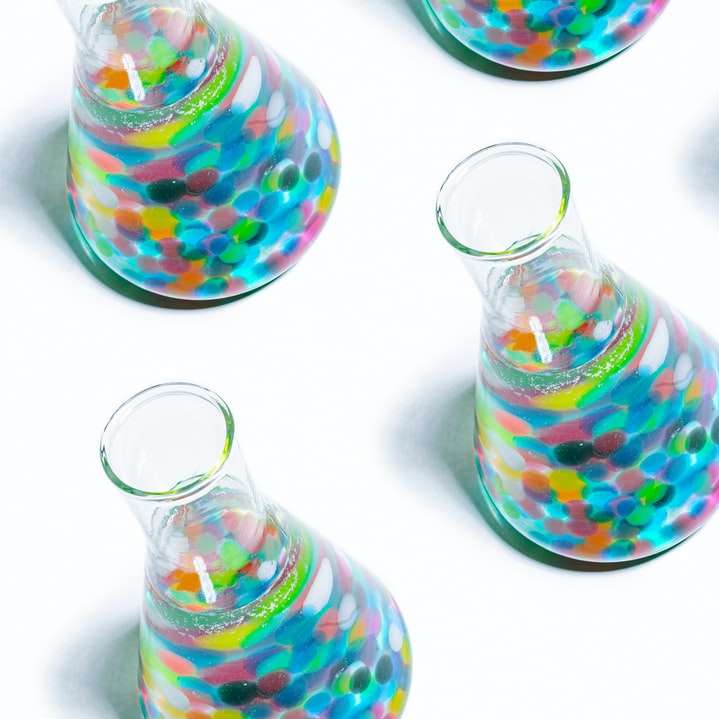 Jar en verre clair avec des bonbons en forme de cœur multicolore puzzle coulissant en ligne