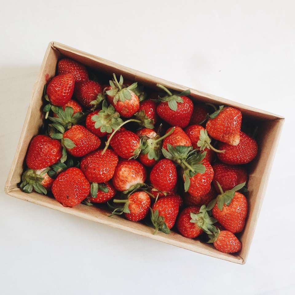 Căpșuni în cutie de dreptunghiulară albă alunecare puzzle online
