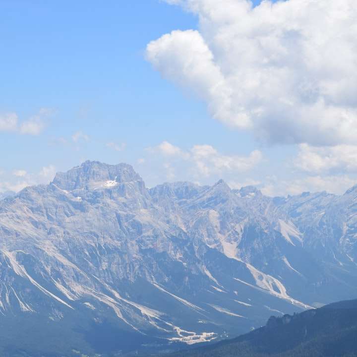 заснеженные горы под голубым небом в дневное время онлайн-пазл