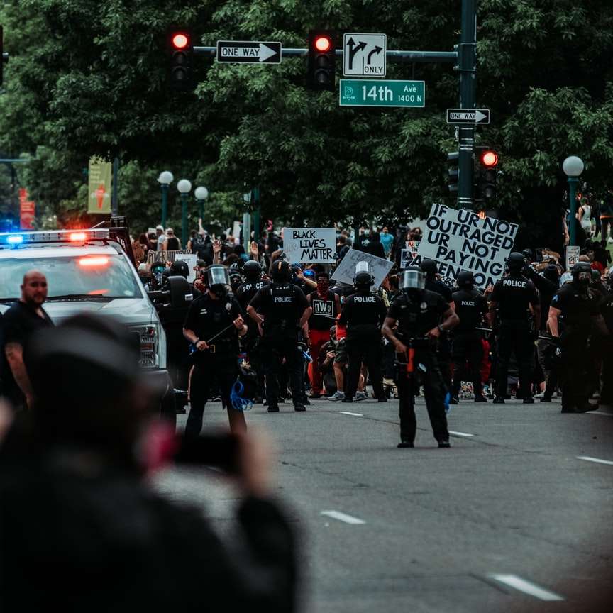 Personas en trajes negros y rojos caminando en la calle. puzzle deslizante online