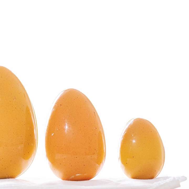 2 żółte jajko na białym tle puzzle przesuwne online