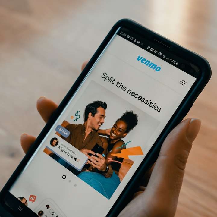 Smartphone noir Android affichant un homme en veste marron puzzle coulissant en ligne