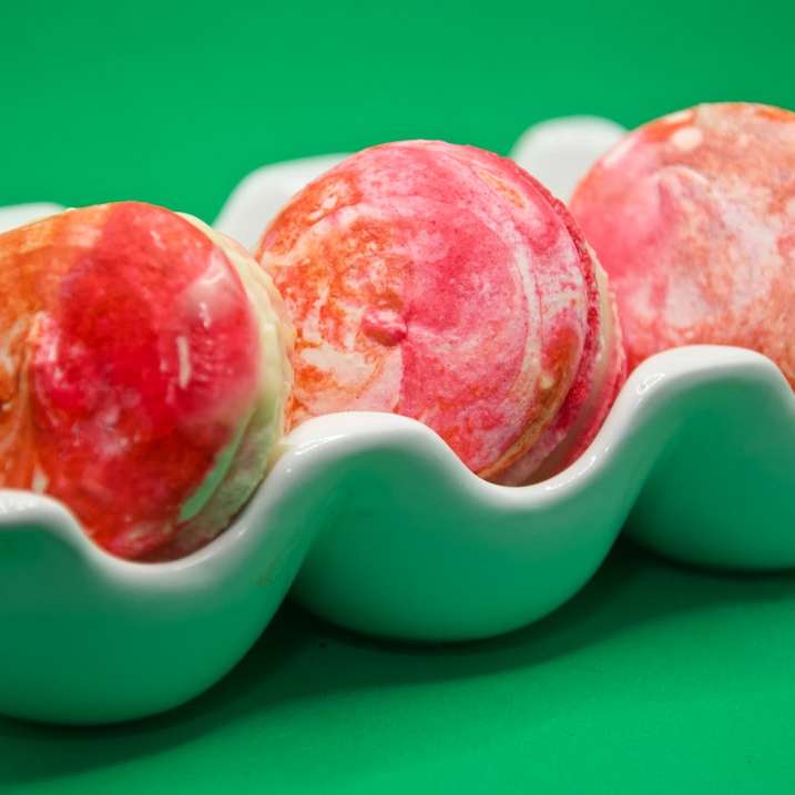 Ciotola in ceramica bianca con ghiaccio rosa puzzle online