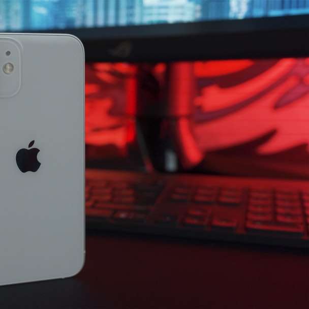 Biały iPhone 5 C na stole puzzle online