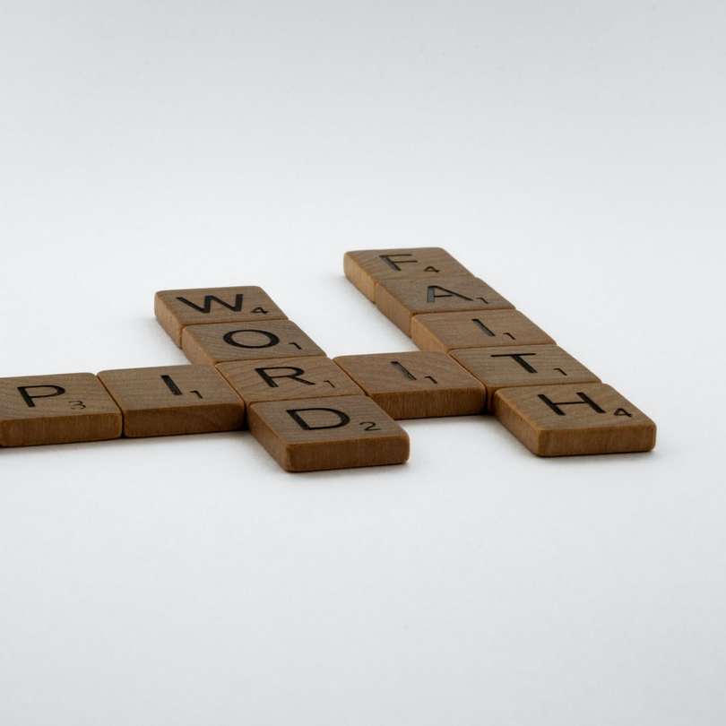 Hnědé dřevěné bloky na bílém povrchu online puzzle